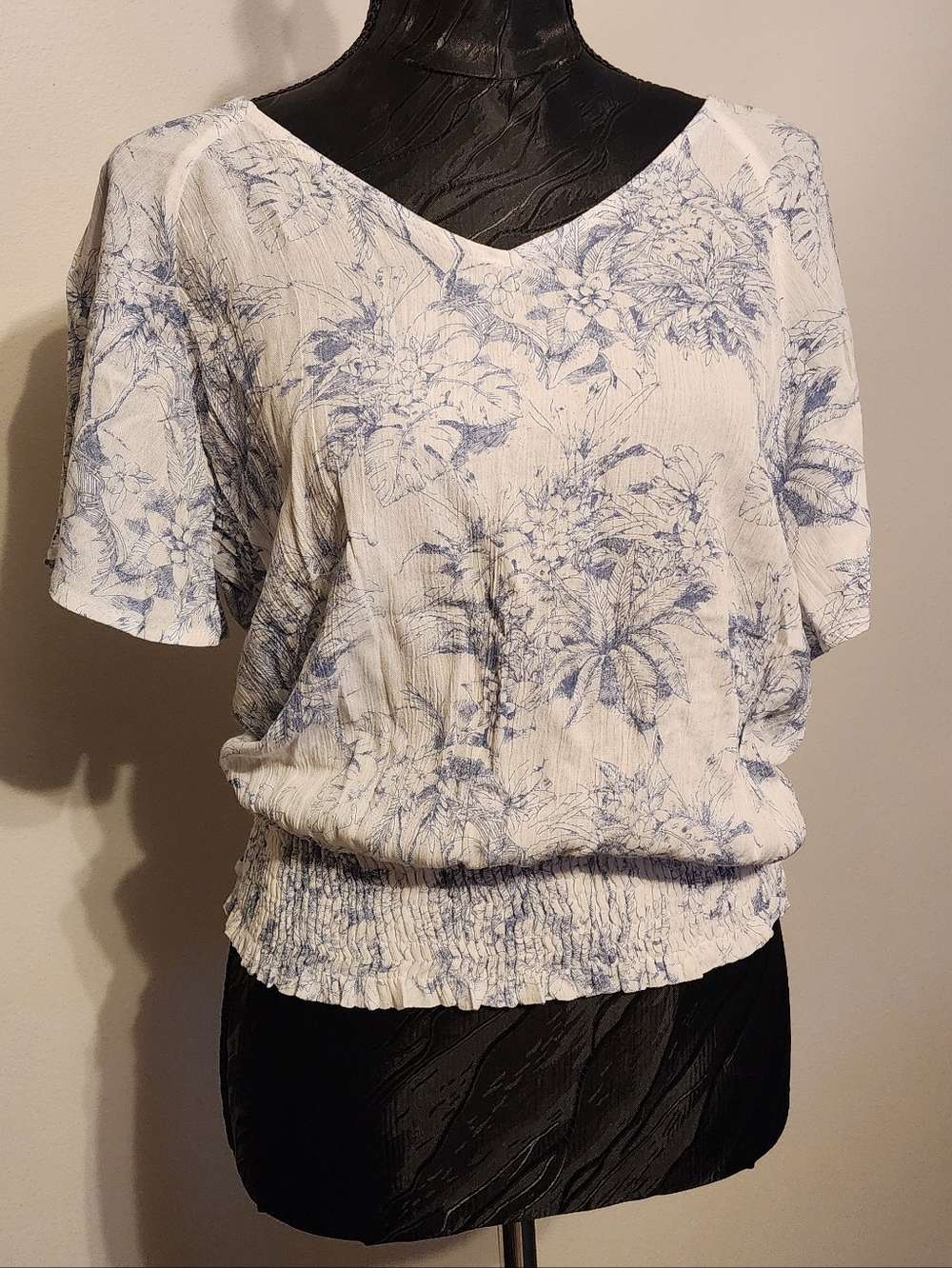 White and blue summer top 💙